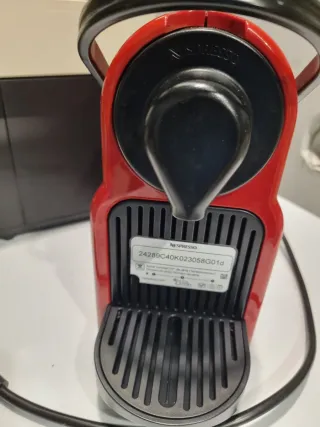 Cafetera Nespresso De'Longhi Inissia EN80.B Roja