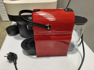 Cafetera Nespresso De'Longhi Inissia EN80.B Roja