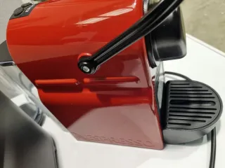 Cafetera Nespresso De'Longhi Inissia EN80.B Roja