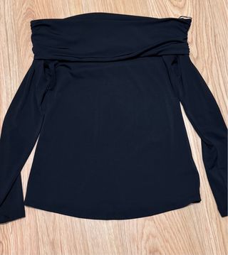 Top negro escote barco. Talla S-M. H&M.