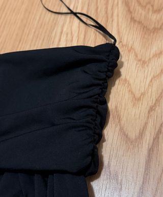 Top negro escote barco. Talla S-M. H&M.