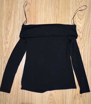 Top negro escote barco. Talla S-M. H&M.