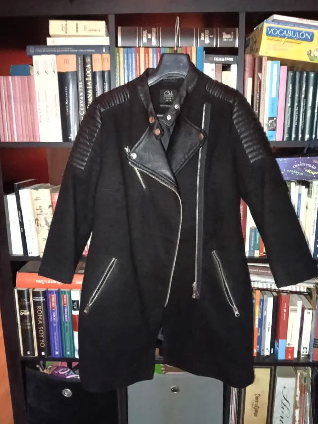 Abrigo negro estilo motero