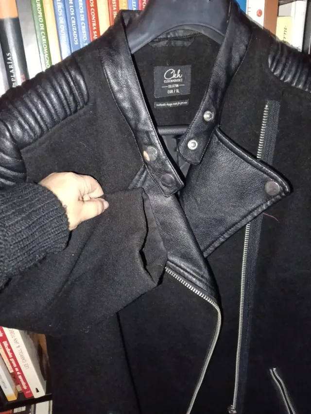 Abrigo negro estilo motero