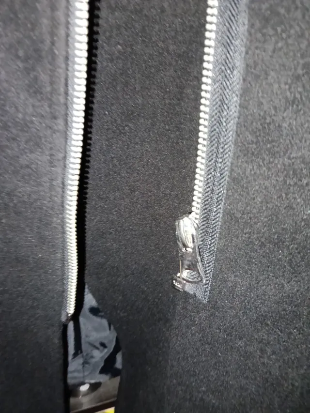 Abrigo negro estilo motero