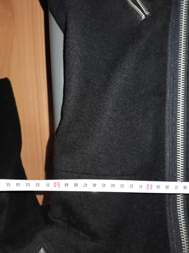 Abrigo negro estilo motero