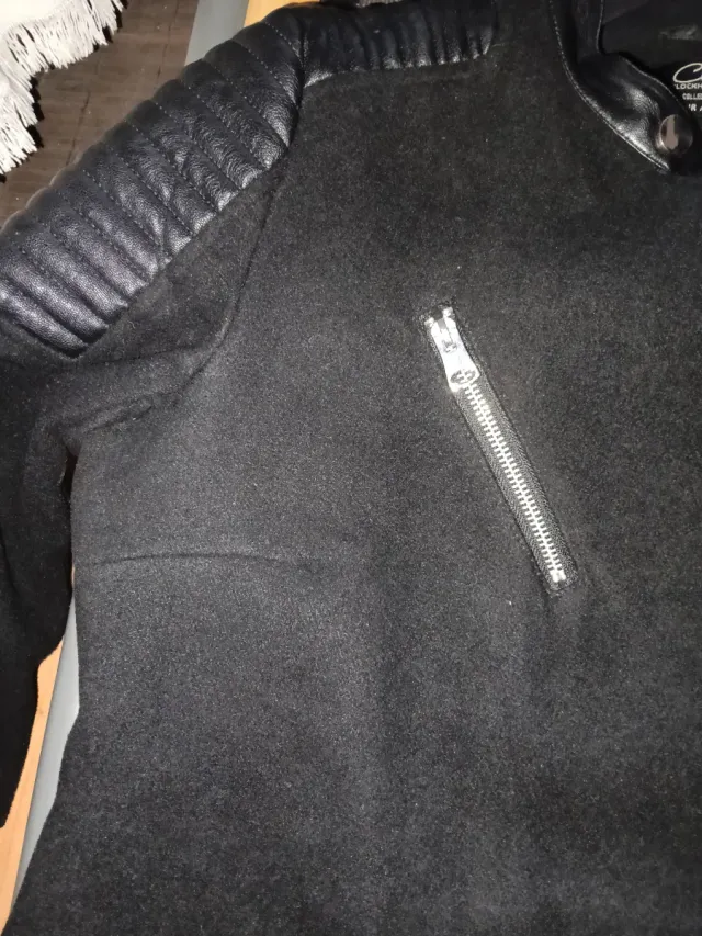 Abrigo negro estilo motero