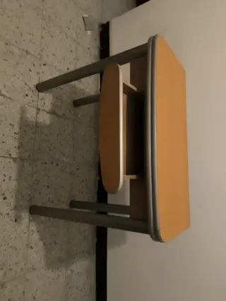 Mesa plegable madera y metal.