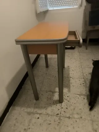 Mesa plegable madera y metal.