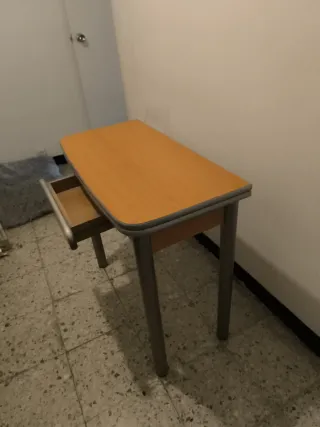 Mesa plegable madera y metal.