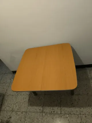 Mesa plegable madera y metal.