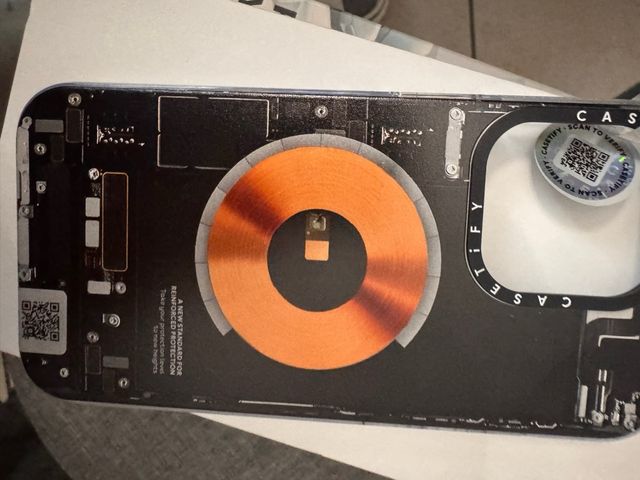 Vendo 5 cover luxury per iPhone 15 pro mai usate.