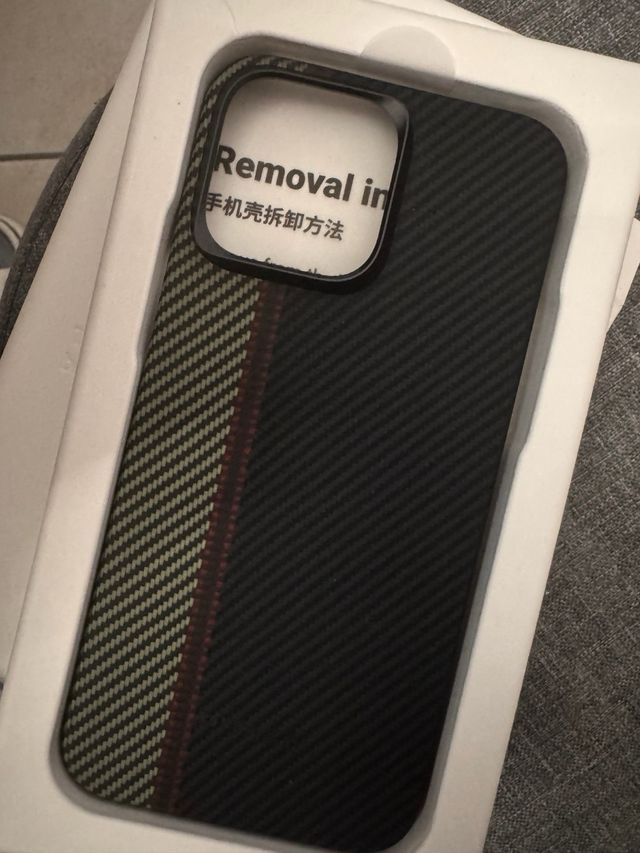 Vendo 5 cover luxury per iPhone 15 pro mai usate.