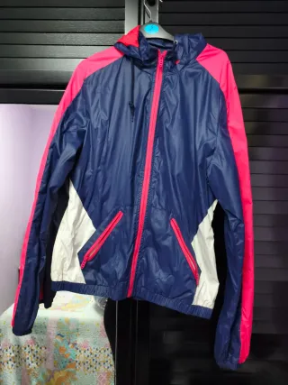 Chaqueta impermeable azul y rosa