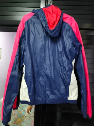 Chaqueta impermeable azul y rosa