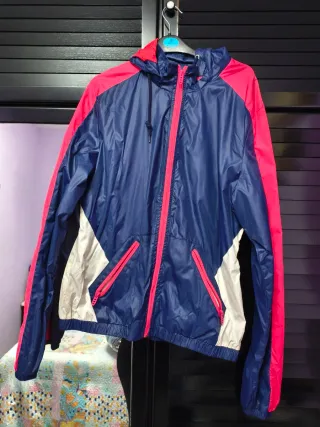 Chaqueta impermeable azul y rosa