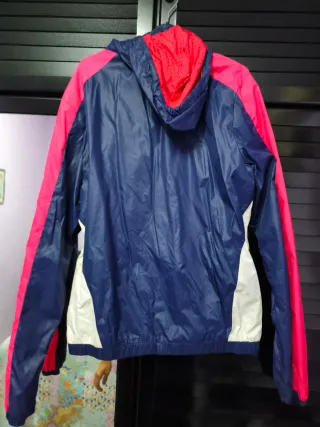 Chaqueta impermeable azul y rosa