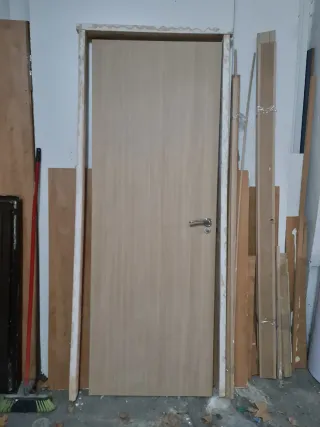 Puerta de madera con marco