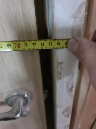 Puerta de madera con marco