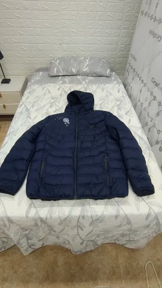 Chaqueta térmica azul y negro