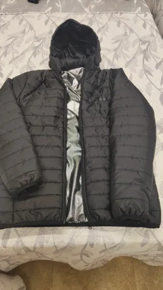 Chaqueta térmica azul y negro