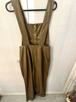 Mono de cuero sintético verde oliva Talla XS