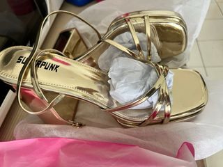 Zapatos de fiesta dorados