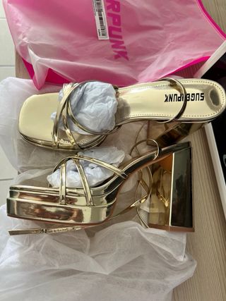 Zapatos de fiesta dorados