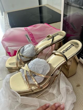 Zapatos de fiesta dorados