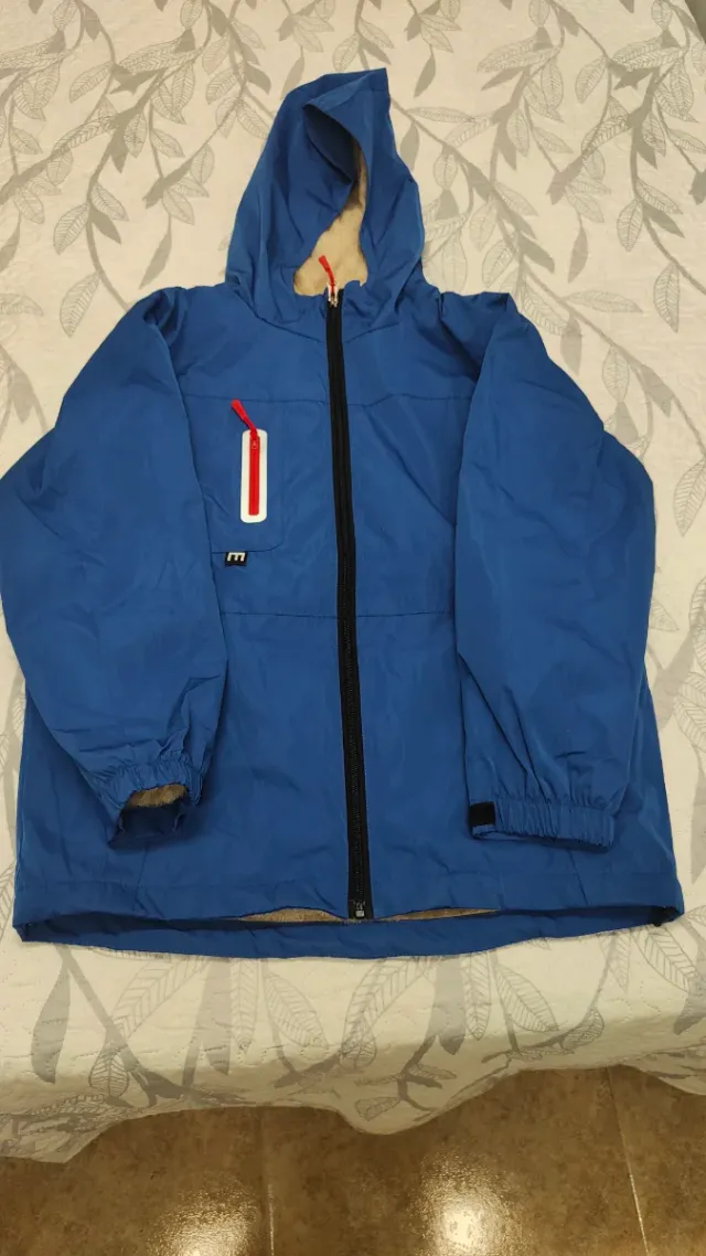 Chaqueta infantil negra con capucha