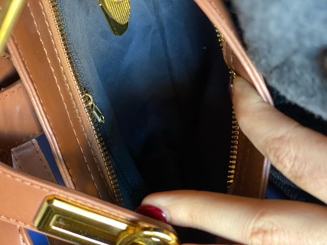 Bolso marrón con cierre dorado