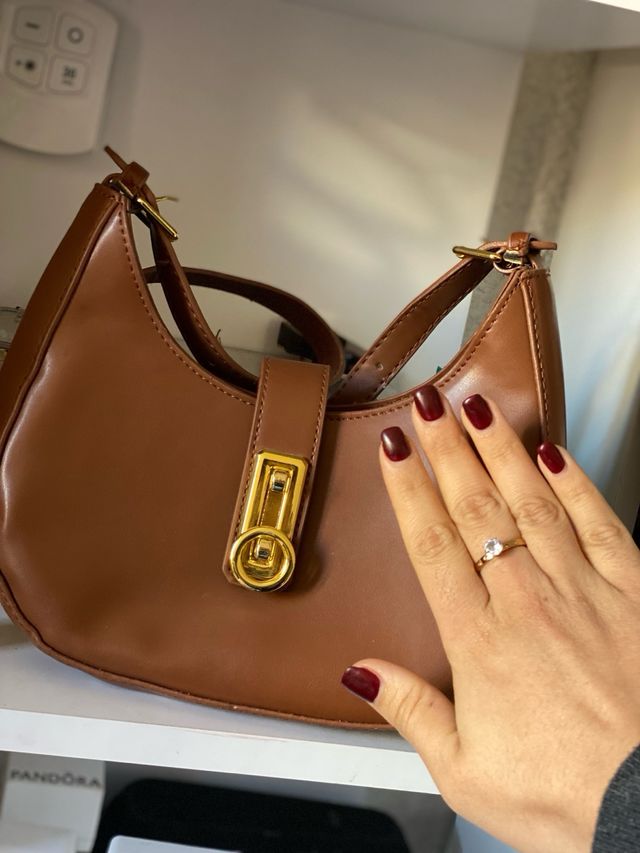 Bolso marrón con cierre dorado