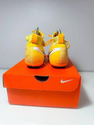 Zapatillas botas fútbol Nike talla 35,5 amarillas