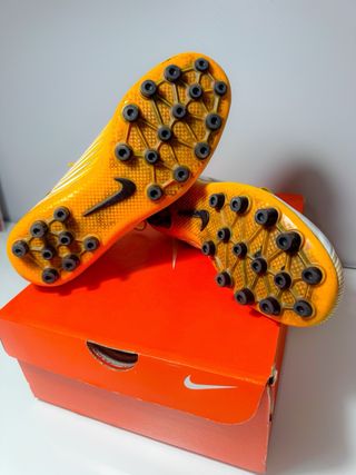 Zapatillas botas fútbol Nike talla 35,5 amarillas