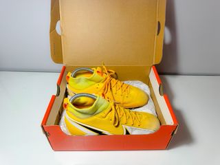 Zapatillas botas fútbol Nike talla 35,5 amarillas