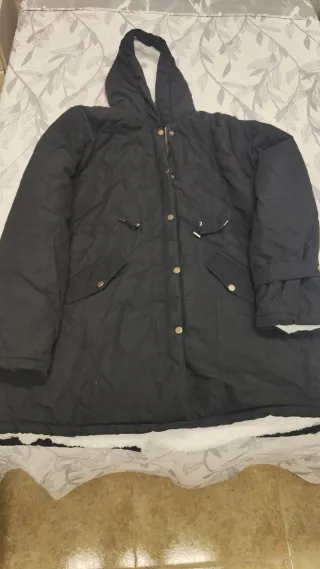 Chaqueta de mujer negra con capucha