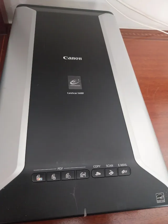 Escáner Canon 5600F. Funciona perfectamente.
