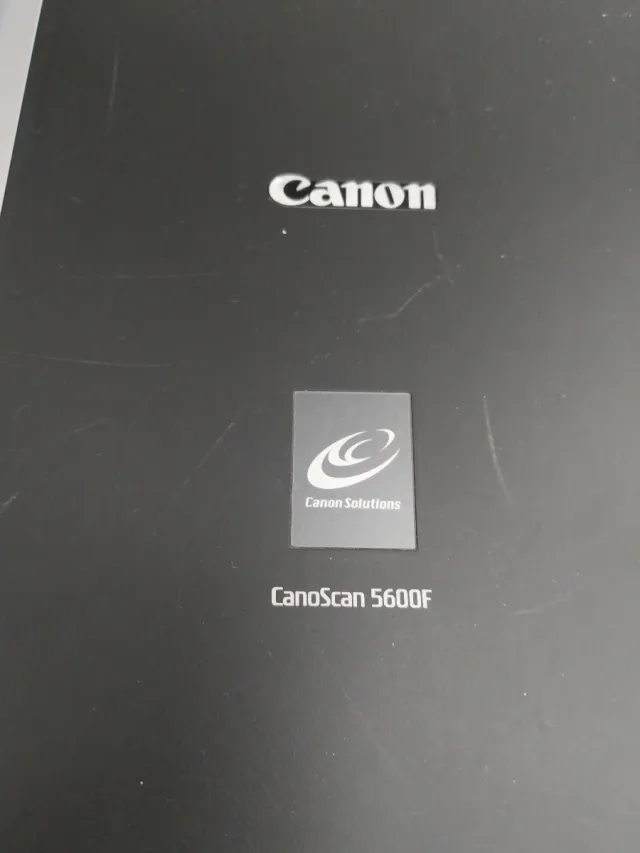 Escáner Canon 5600F. Funciona perfectamente.