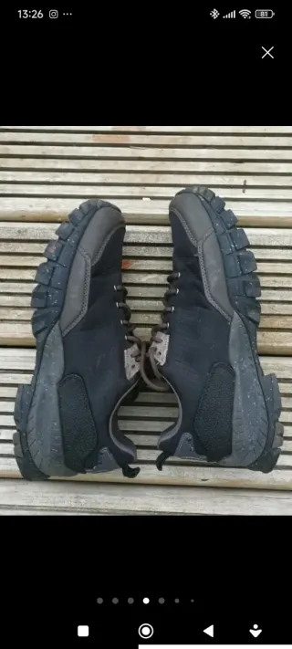 Botas de trekking negras y grises