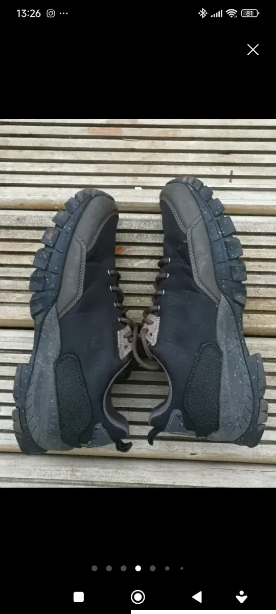 Botas de trekking negras y grises