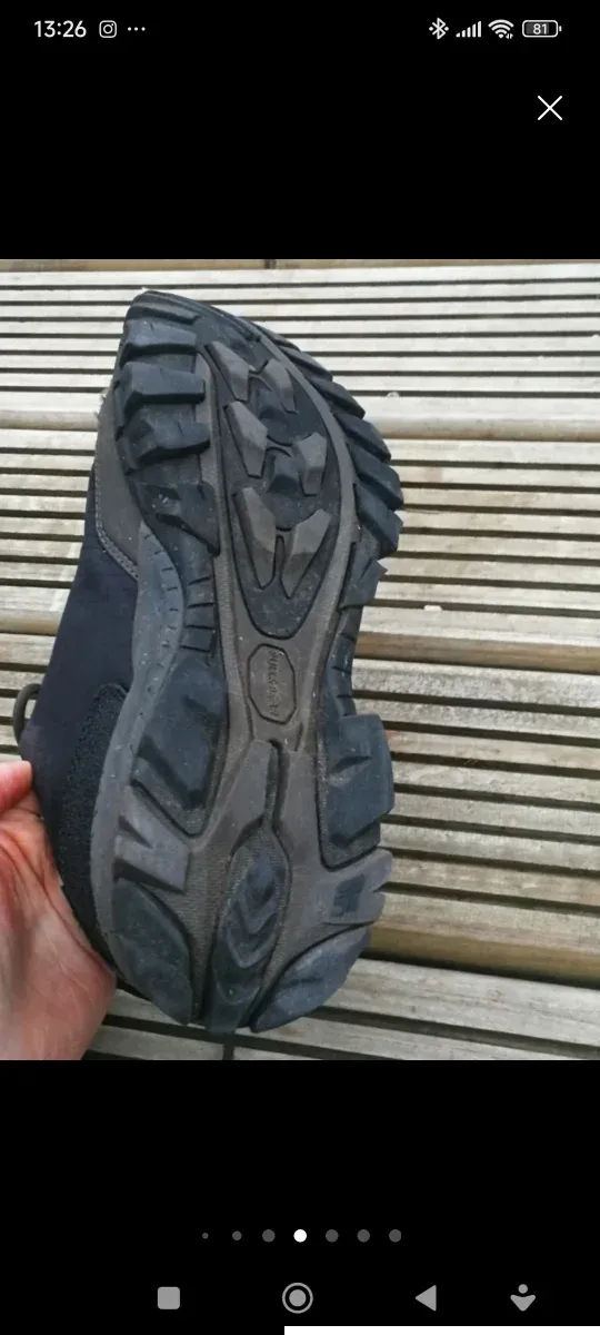 Botas de trekking negras y grises