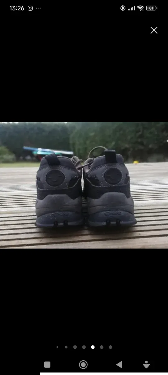 Botas de trekking negras y grises