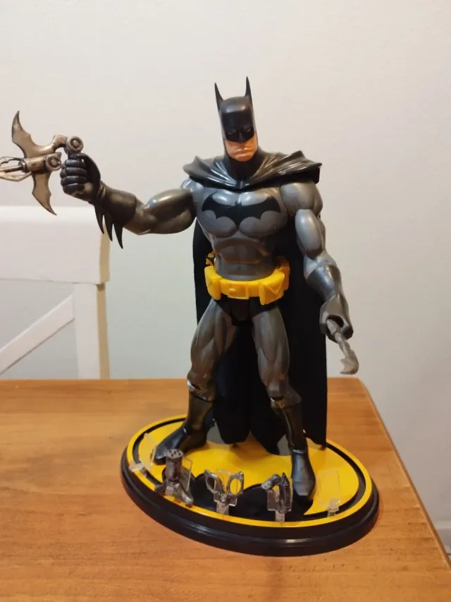 Figura Batman 30 cm con base e accessori