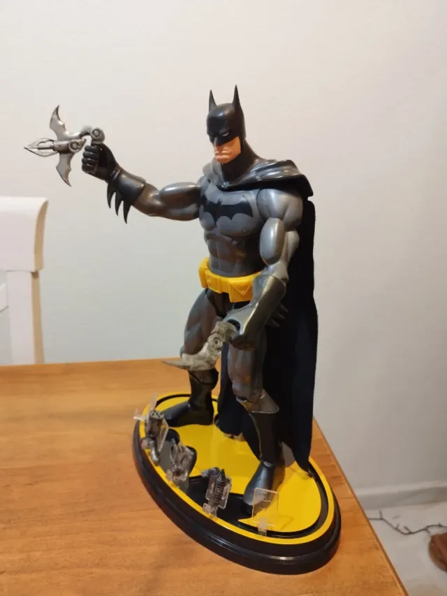 Figura Batman 30 cm con base e accessori