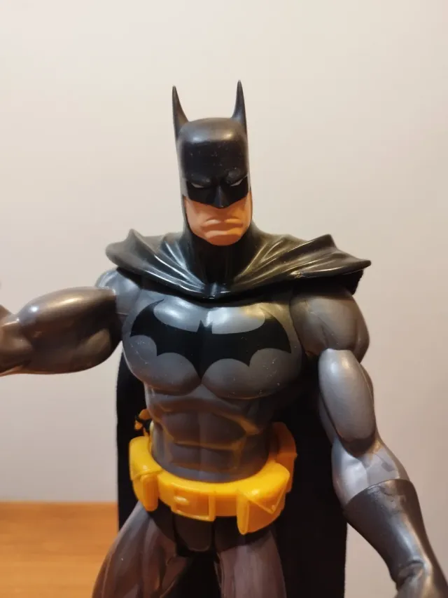 Figura Batman 30 cm con base e accessori