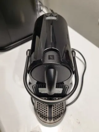 Cafetera Nespresso De'Longhi Inissia EN80.B Negra