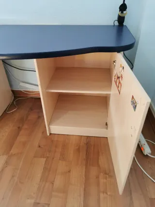 Escritorio juvenil curvo beige y azul