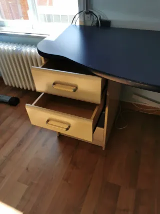 Escritorio juvenil curvo beige y azul