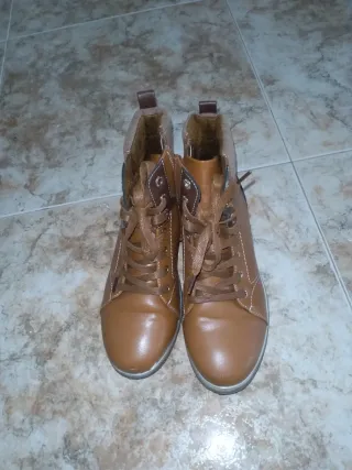 Botines marrones cómodos con cordones