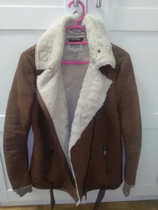 Chaqueta Bershka ante y borreguito, talla M.